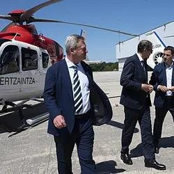 El consejero de Seguridad Bingen Zupiria junto al lehendakari Pradales tras bajar de un helicóptero de la Ertzaintza.
