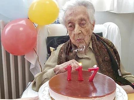 Maria Branyas sopla las velas de su 117 cumpleaños el 4 de marzo de 2024. E.M.