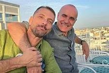 Antonio Muñoz abraza a su marido, Fernando Repiso