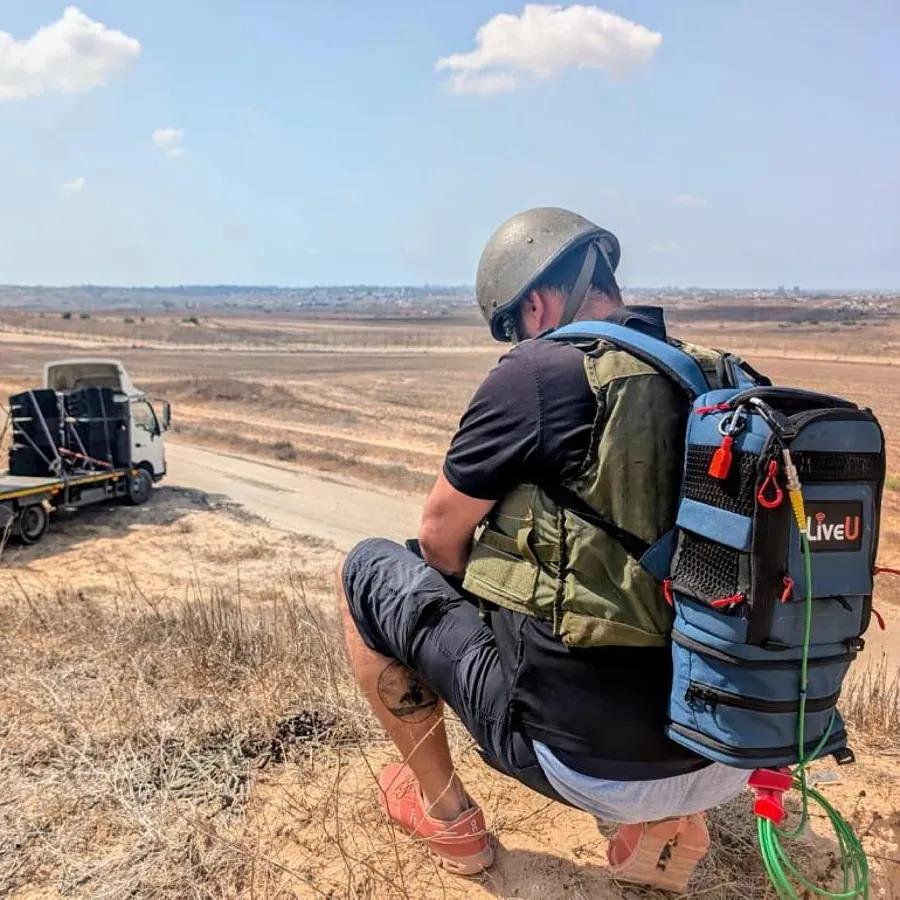 Un uniformado israelí cerca de un camión con altavoces, este viernes.
