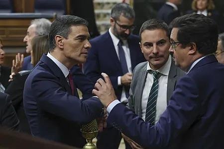 Pedro Sánchez, con Juan Lobato y Óscar López, en noviembre de 2023.