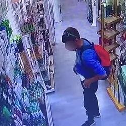 Un ladrón metiéndose una crema debajo de su jersey.