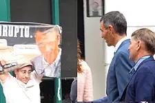 El presidente del Gobierno, Pedro Sánchez, fue recibido este miércoles con abucheos de un grupo de manifestantes durante su visita a Nueva York, donde asiste a la Asamblea General de Naciones Unidas.

En una comparecencia ante la prensa, Sánchez confirmó además el envío del buque de acción marítima Furor de la Armada española, que partirá este jueves desde Cartagena (Murcia) con el objetivo de brindar apoyo a la Global Sumud Flotilla, una misión internacional que transporta ayuda humanitaria a la Franja de Gaza.

"El Gobierno de España exige que se cumpla la ley internacional y que se respete el derecho de nuestros ciudadanos a navegar por el Mediterráneo en condiciones de seguridad", subrayó Sánchez, admitiendo la preocupación del Ejecutivo por las acusaciones lanzadas desde Israel contra los participantes de la flotilla.

El presidente precisó que el patrullero partirá "con todos los medios por si fuese necesario asistir a la flotilla y realizar algún rescate". El objetivo, dijo, es proteger tanto a los españoles que forman parte de la misión como a los integrantes de los 45 países representados en la iniciativa.